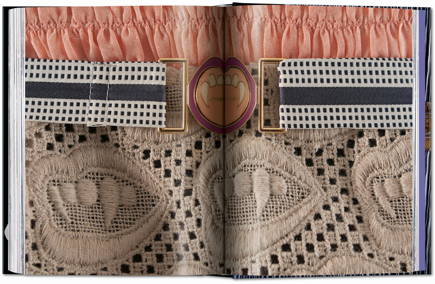 Stilisti di moda A–Z. 40th Ed. (Italian)