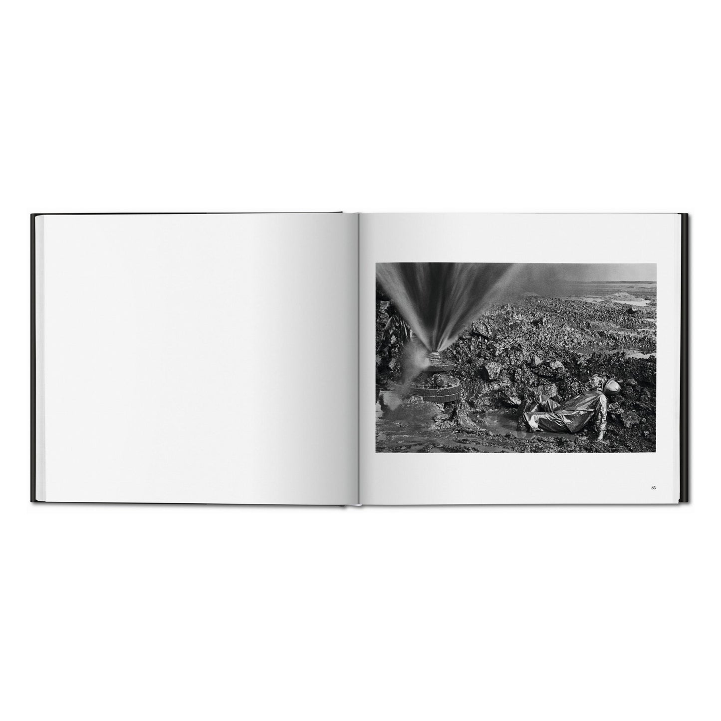 Sebastião Salgado. Kuwait. A Desert on Fire (Spanish, Italian, Portuguese)
