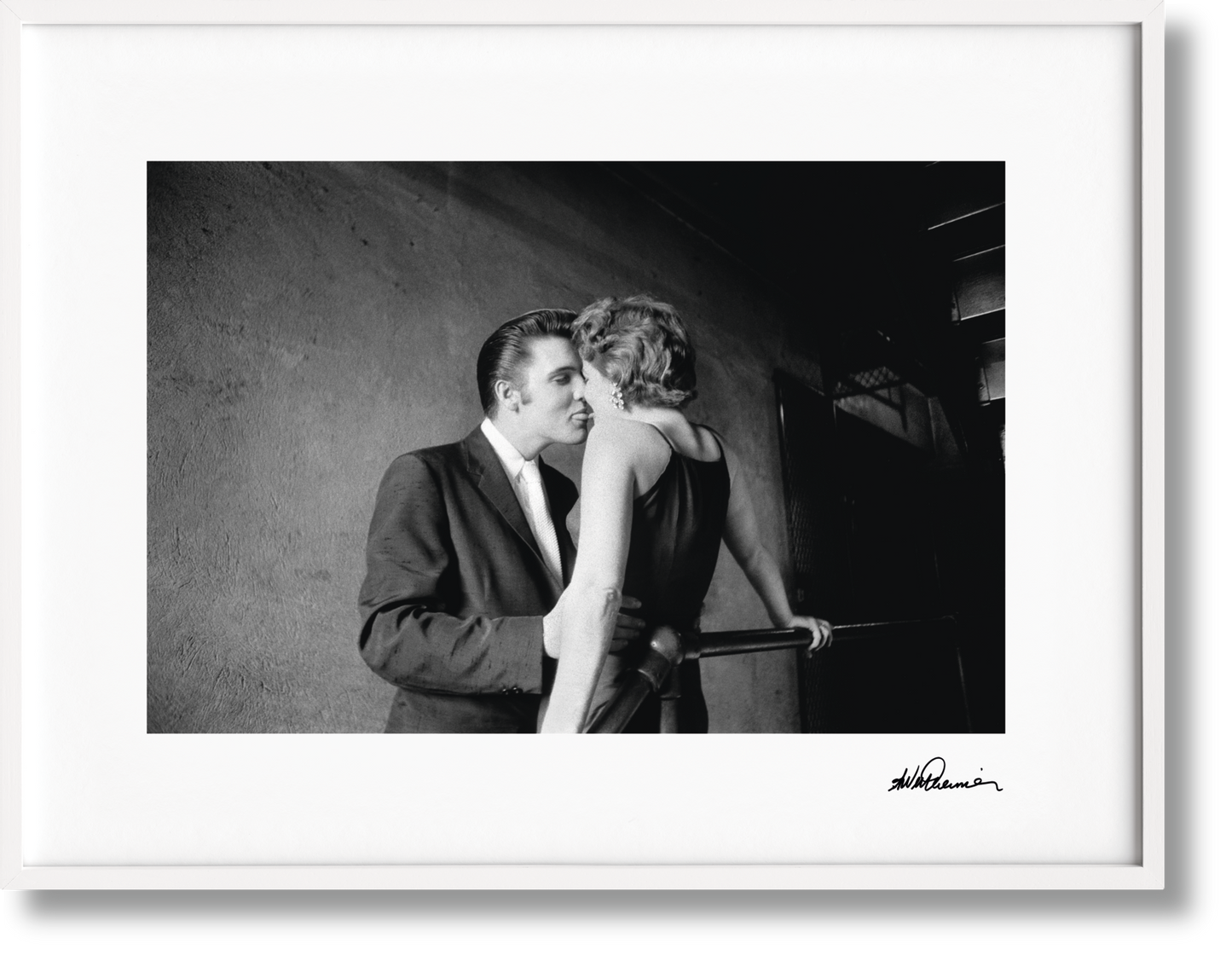 Alfred Wertheimer. Elvis, Art Edition No. 126–250 ‘The Kiss’ (German, French, English)