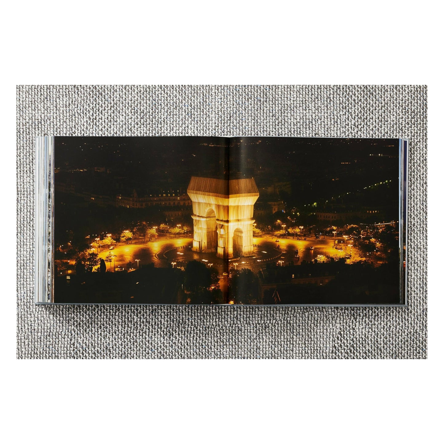 Christo and Jeanne-Claude. L'Arc de Triomphe, Wrapped, Paris (German, French, English)