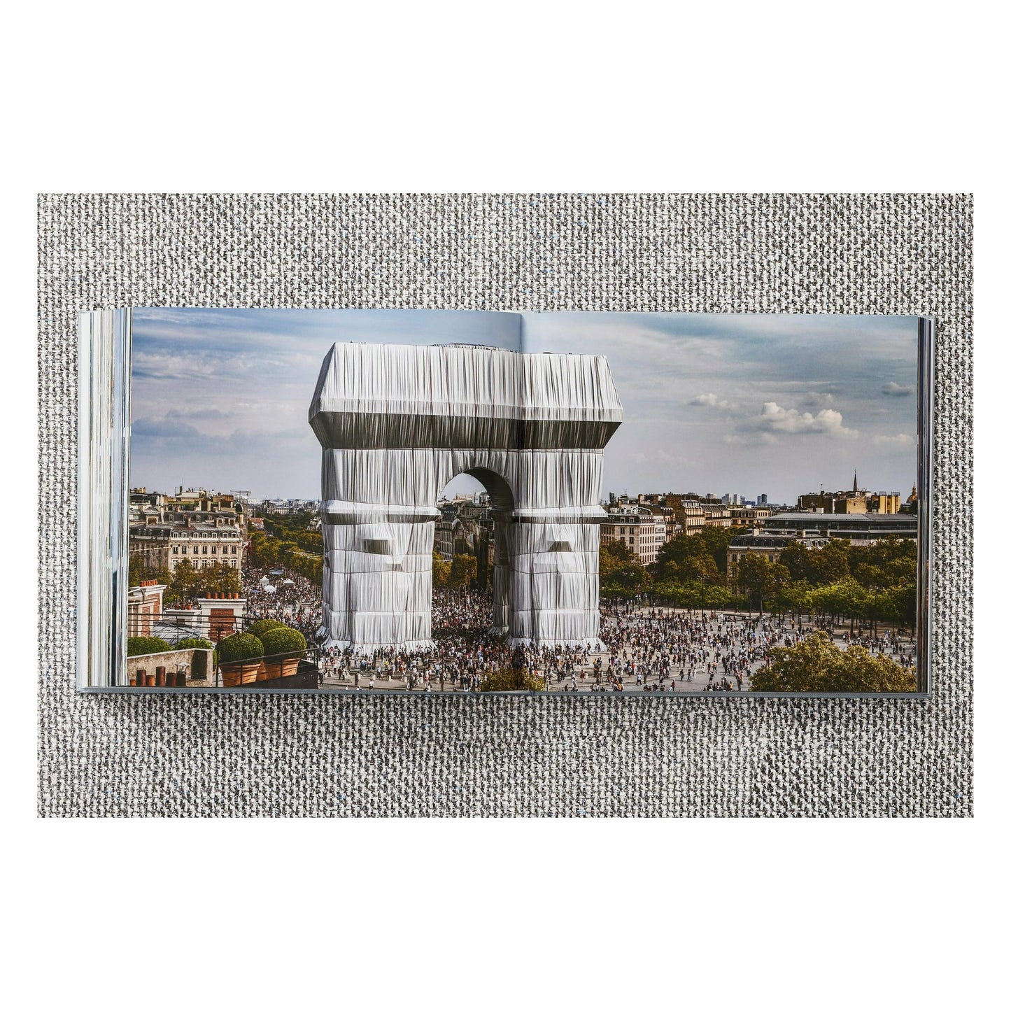Christo and Jeanne-Claude. L'Arc de Triomphe, Wrapped, Paris (German, French, English) (SA)