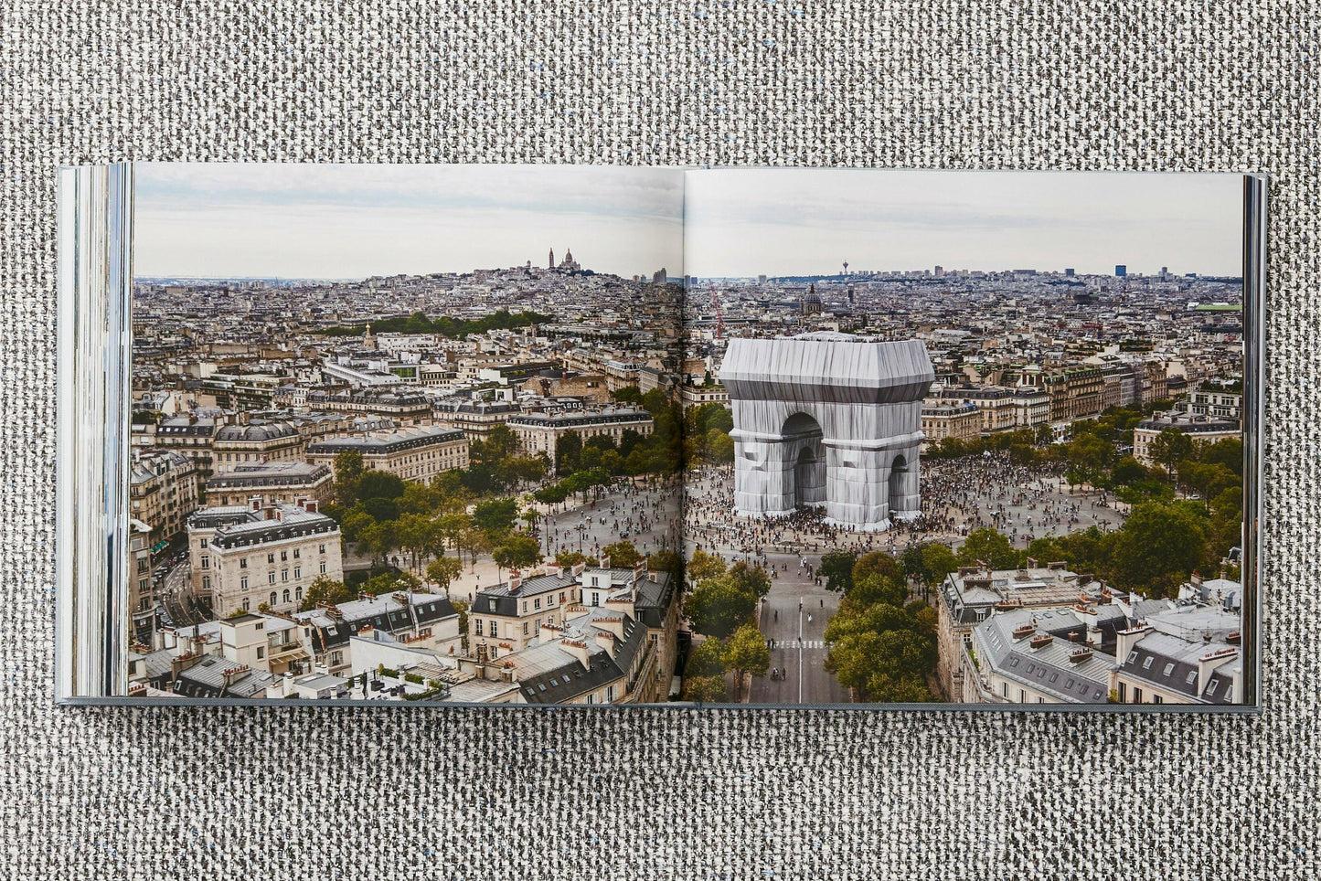 Christo and Jeanne-Claude. L'Arc de Triomphe, Wrapped, by Day. Art Edition No. 1-250 (German, French, English)