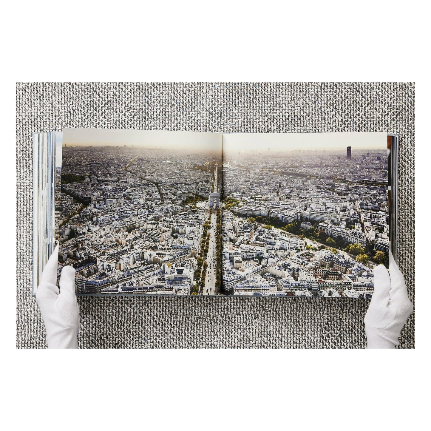 Christo and Jeanne-Claude. L'Arc de Triomphe, Wrapped, Paris (German, French, English)