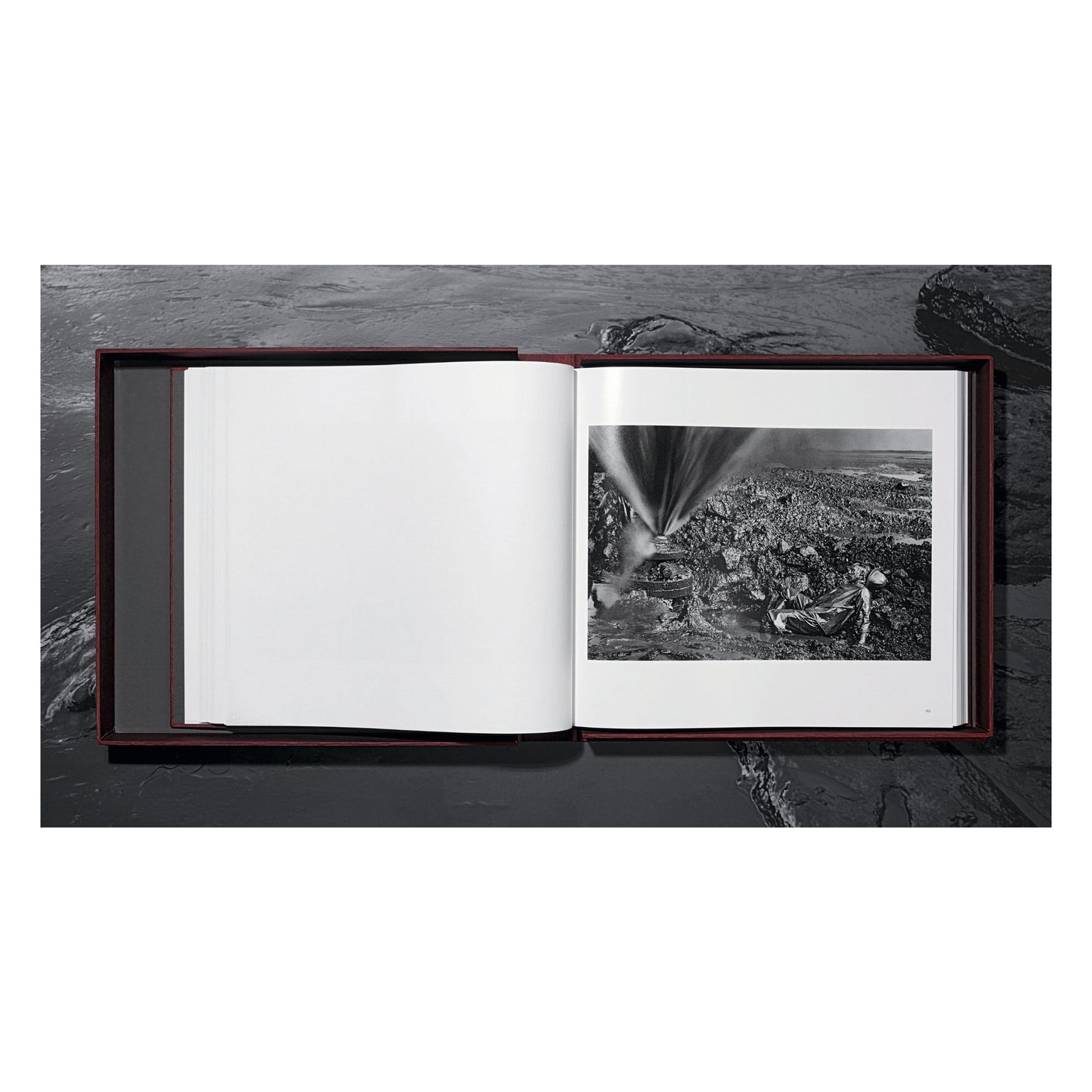 Sebastião Salgado. Kuwait. A Desert on Fire (English)