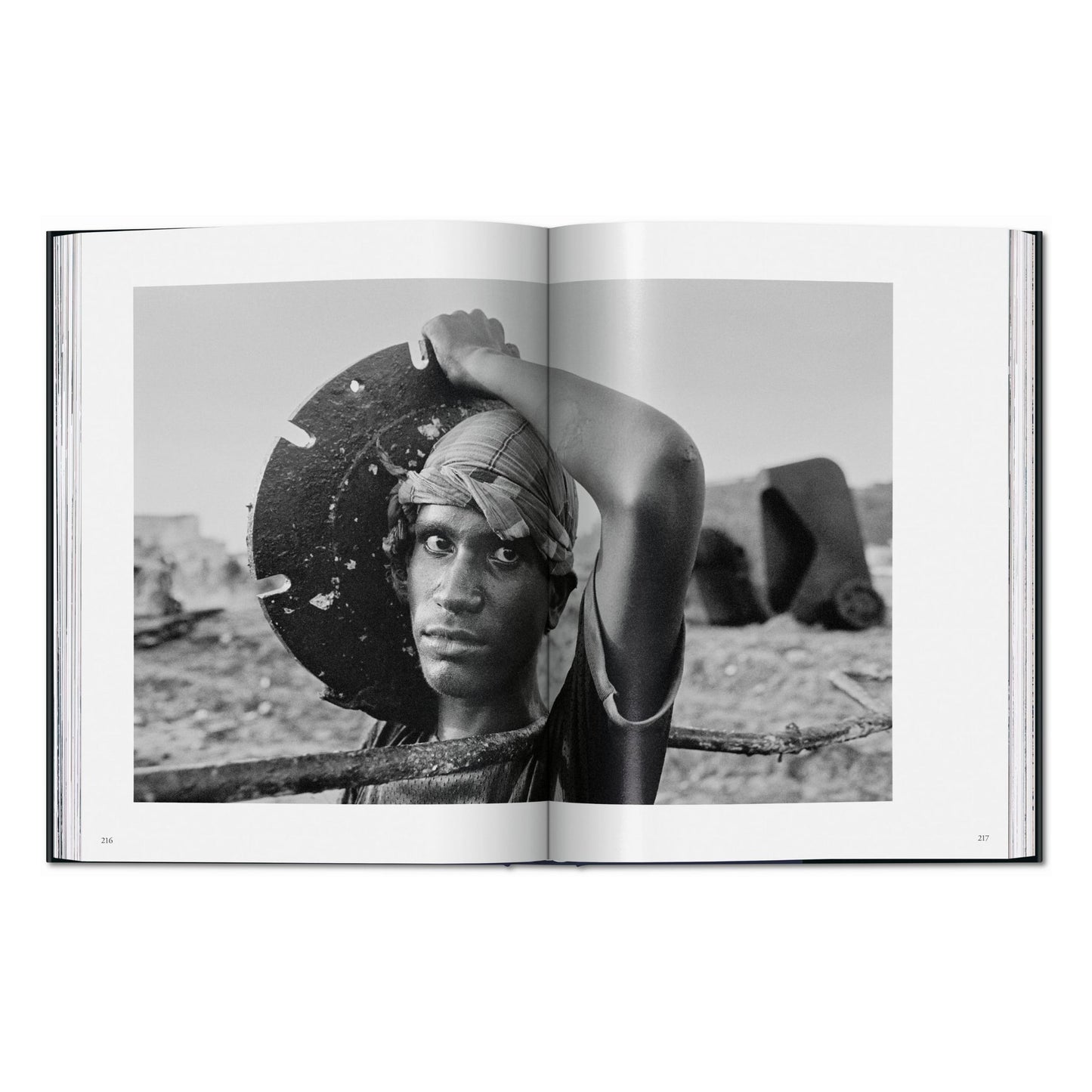 Sebastião Salgado. Trabajadores. Una arqueología de la era industrial (Spanish)