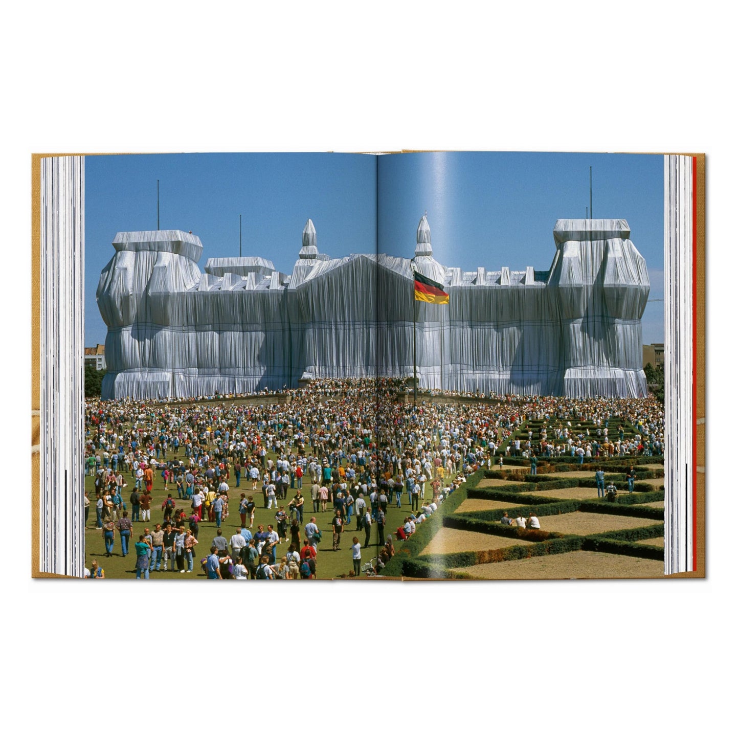 Christo and Jeanne-Claude. 40th Ed. (German, French, English)