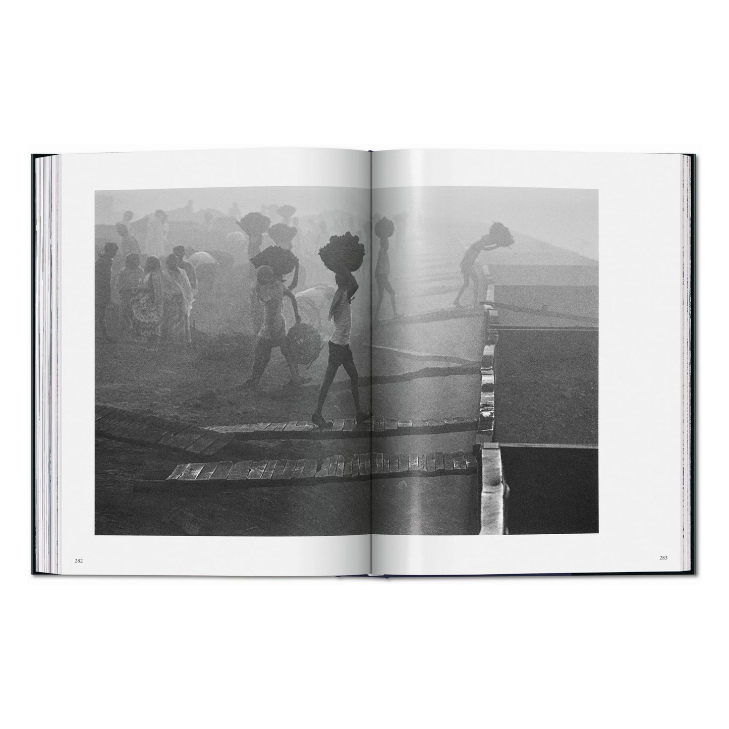 Sebastião Salgado. Trabajadores. Una arqueología de la era industrial (Spanish)