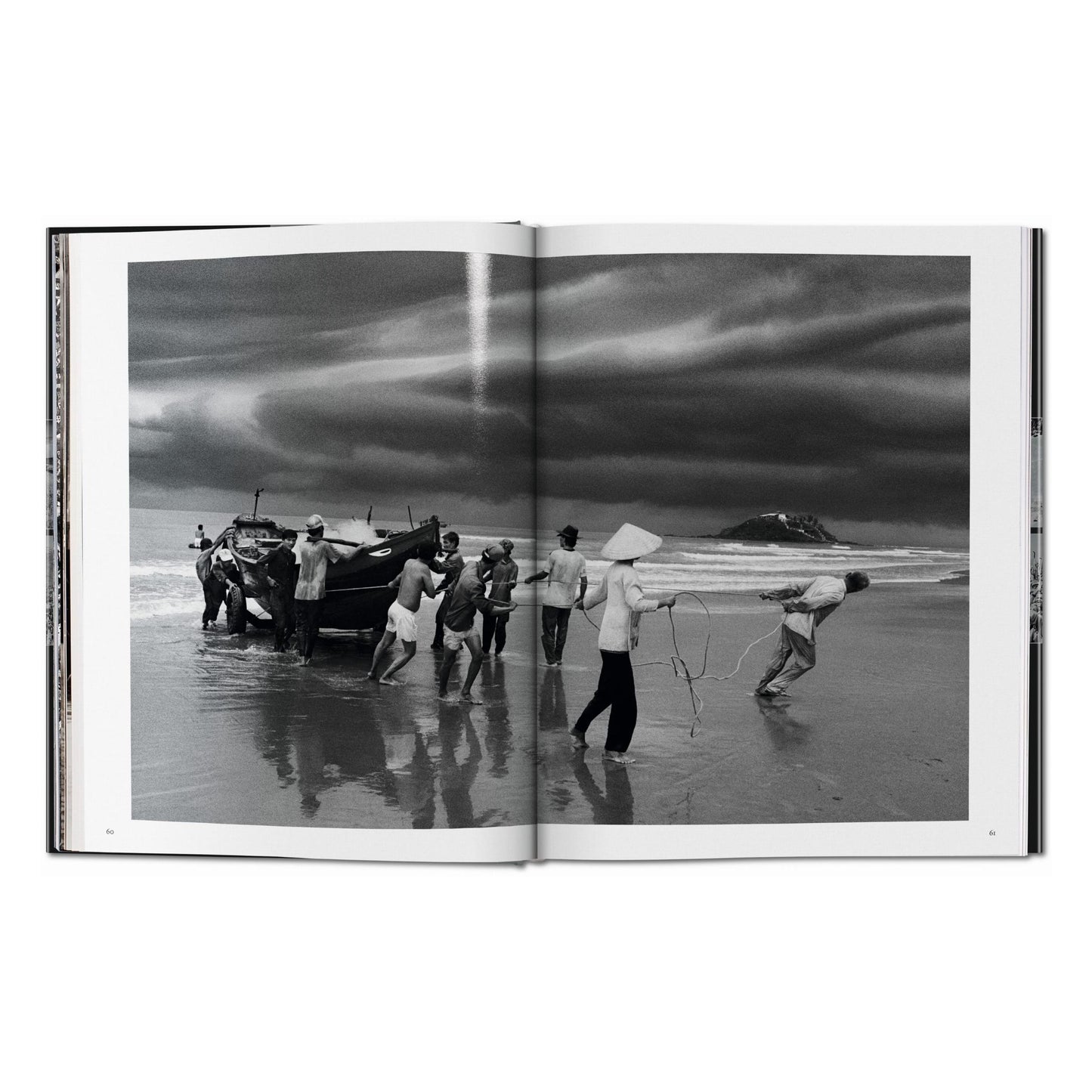 Sebastião Salgado. Exodus (English)