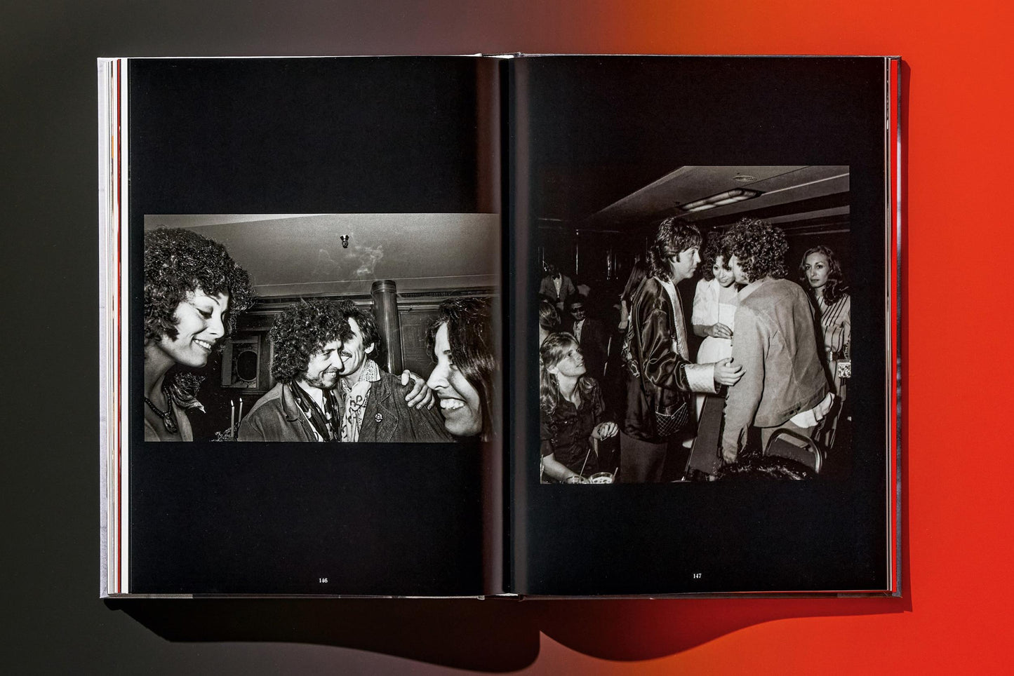 Harry Benson. Paul. Art Edition No. 51–100 ‘Wings Backstage, 1976’ (German, French, English)