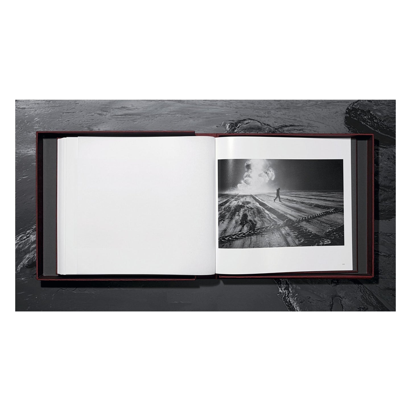 Sebastião Salgado. Kuwait. A Desert on Fire (English) (AP)