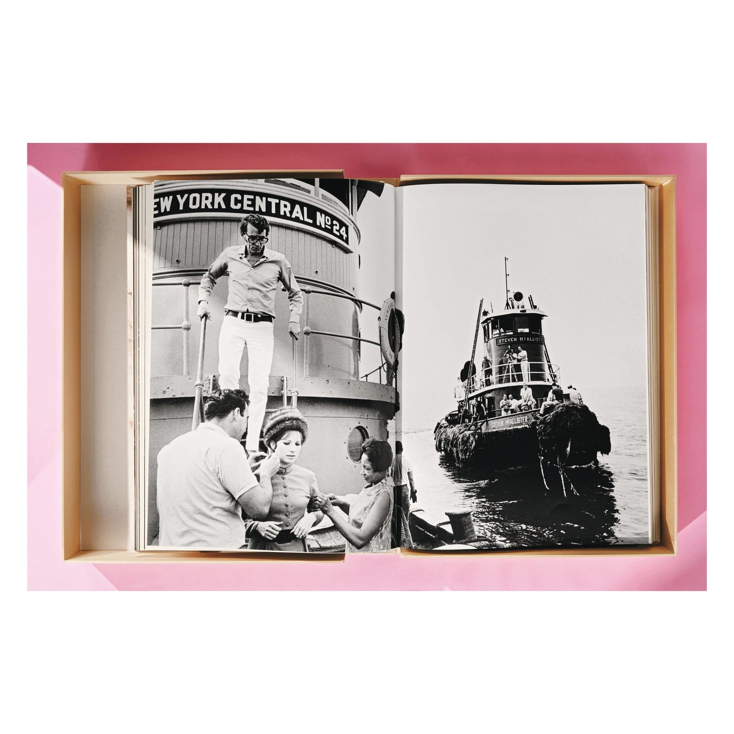 Barbra Streisand. Art Edition No. 101–200, Lawrence Schiller ‘Streisand En Route To London’ (German, French, English)