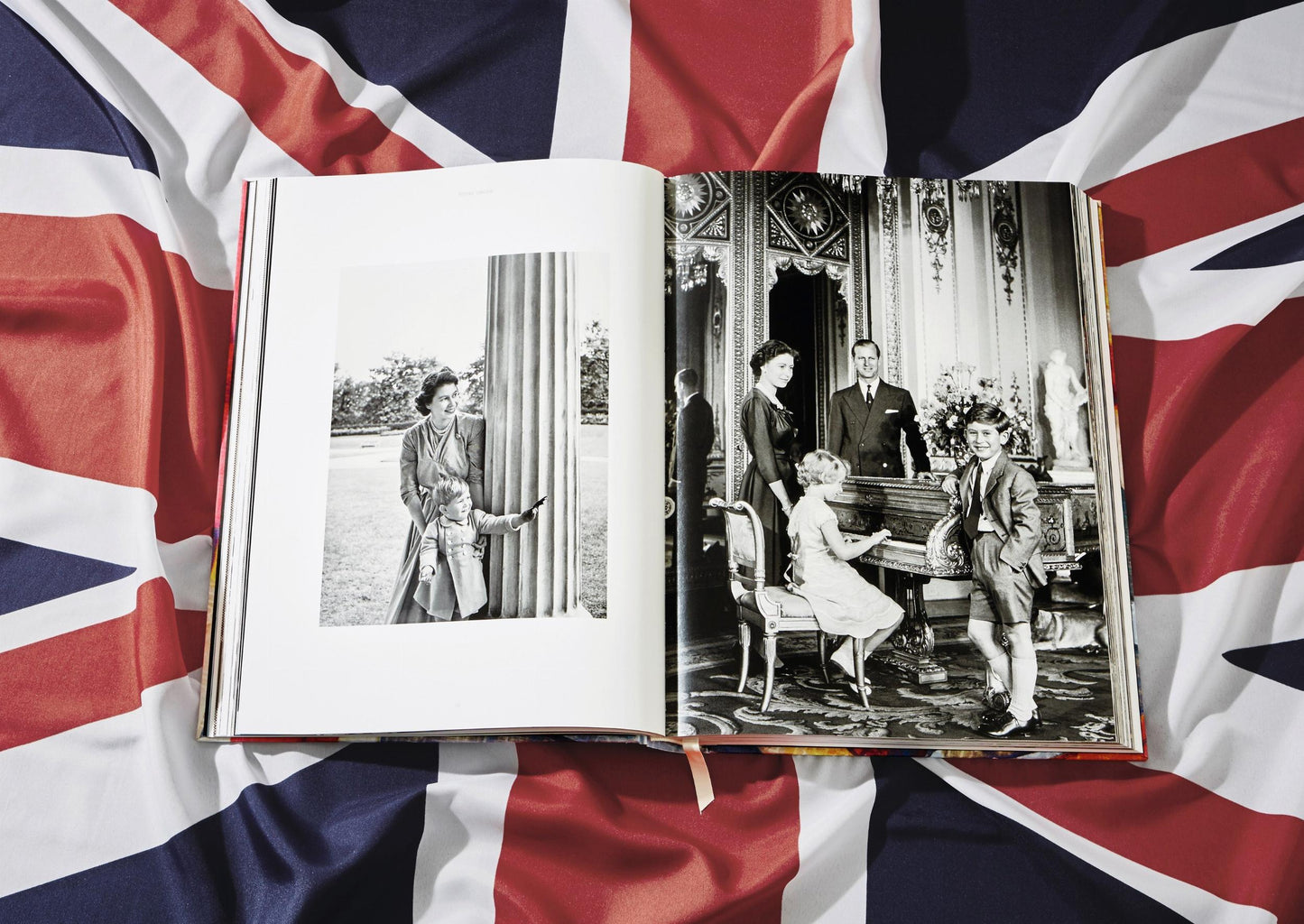 Her Majesty. Vivienne Westwood Edition No. 1–500. Harry Benson ‘Royal Greeting’ (German, French, English)