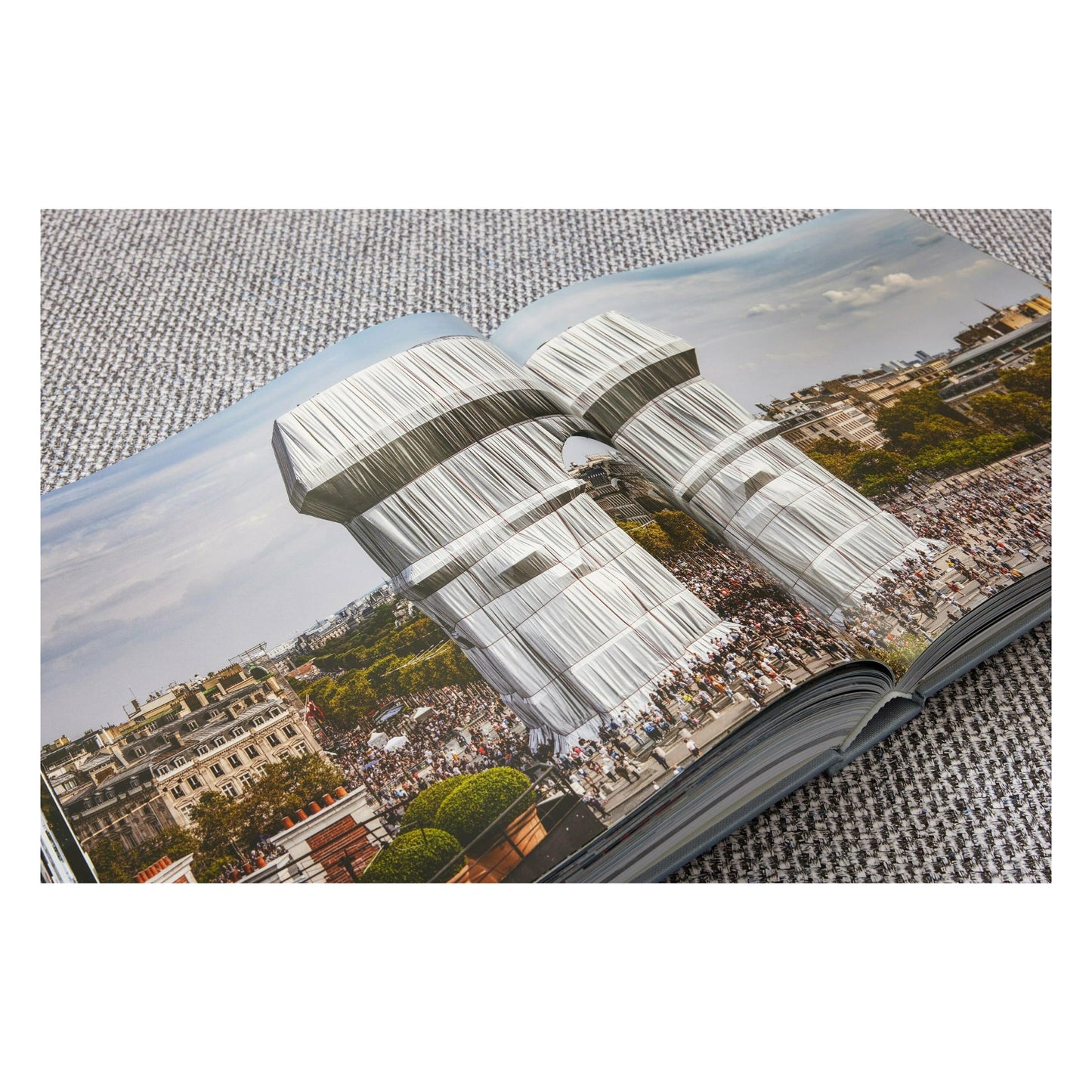 Christo and Jeanne-Claude. L'Arc de Triomphe, Wrapped, Paris (German, French, English) (SA)