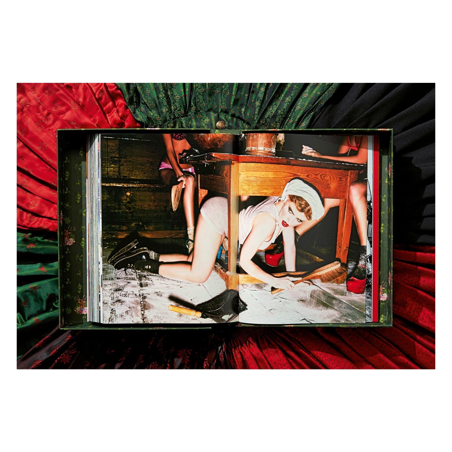 Ellen von Unwerth. Heimat, Art Edition No. 1–100 ‘Tête-à-tête’ (German, French, English) (AP)