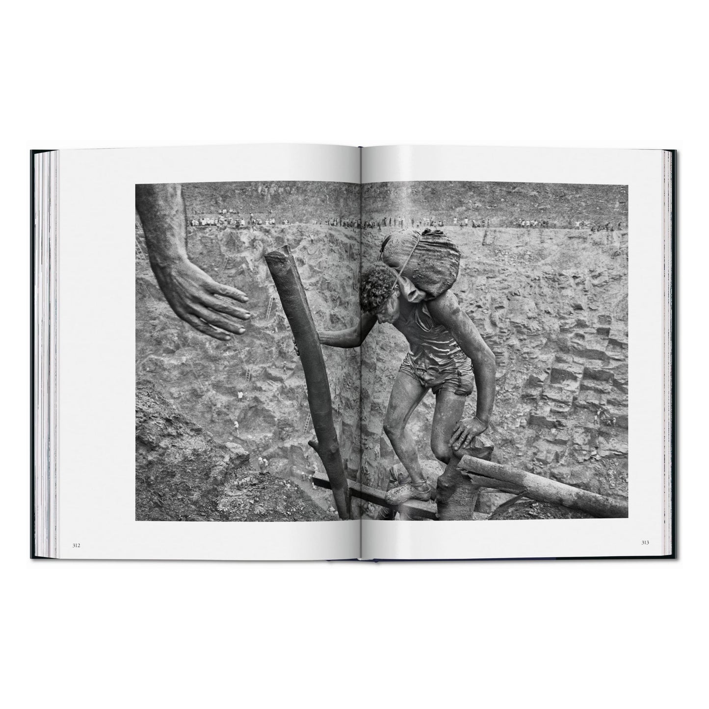 Sebastião Salgado. Trabalhadores. Uma arquelogigia da era industrial (Portuguese)